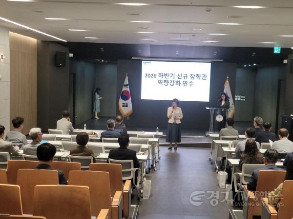 [크기변환]260827_현장에서_완성하는_정책__경기교육대전환_실천을_위해_신규_교육장·장학관_60명_머리_맞대(교육역량과)_사진_(1).jpg