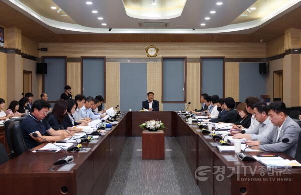 [크기변환]사진2] 8월 정기 의원 간담회 논의 중인 평택시의회 의원들.jpg