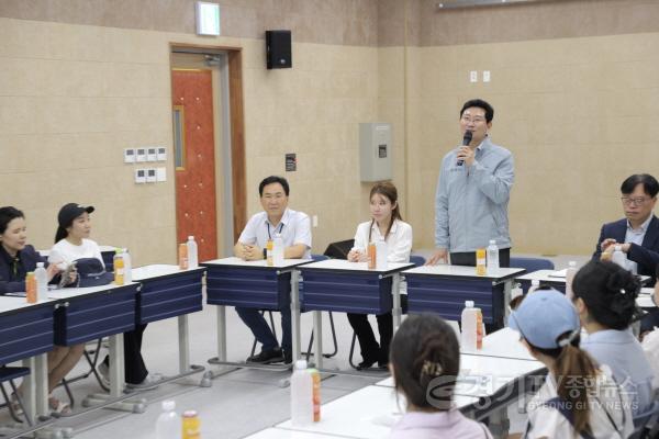 [크기변환]11-2. 이상일 시장이 28일 기흥중학교를 방문해 청곡초등학교 학생, 학부모들과 교육환경 발전 방안에 대해 의견을 교환했다.jpg