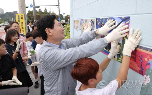 [크기변환]11-5. 이상일 용인특례시장이 28일 기흥중학교를 방문해 지역주민들과 기흥중학교 주변 노후한 벽에 벽화작업을 하고 있다.jpg