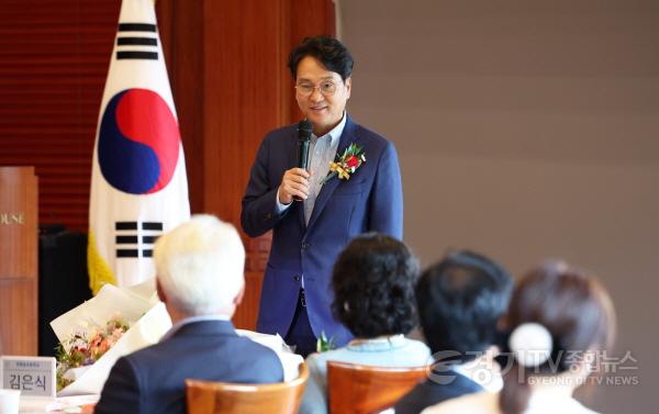 [크기변환]260828_안민석_교육감__퇴직_교원을_향한_뜨거운_예우(사진3).jpg
