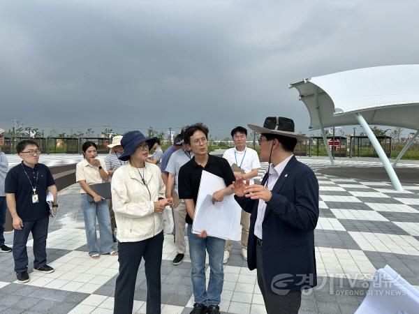 [크기변환]2-4. 윤성진 화성특례시 제1부시장이 관계자들과 제12회 화성송산포도축제 행사장 시설 및 운영 준비 상황을 점검하고 있다(1).jpg