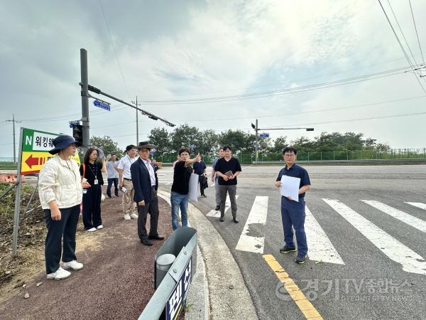 [크기변환]2-3. 윤성진 화성특례시 제1부시장이 제12회 화성송산포도축제 행사장 주변 보행로의 안전관리 상태를 점검하고 있다(3).jpg
