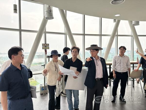 [크기변환]2-5. 윤성진 화성특례시 제1부시장이 관계자들과 제12회 화성송산포도축제 행사장 시설 및 운영 준비 상황을 점검하고 있다(2).jpg