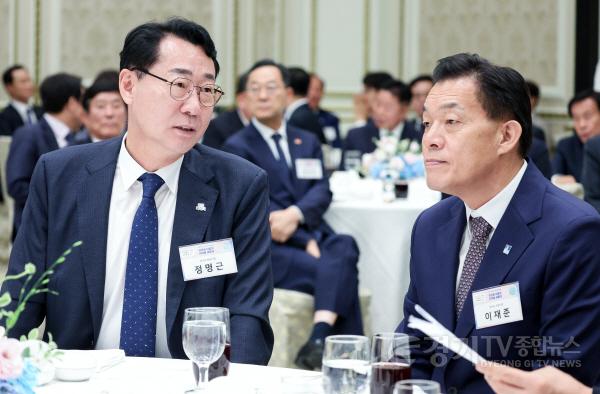 [크기변환]11-1. 정명근 화성특례시장(왼쪽)이 27일 청와대 영빈관에서 열린 전국 시·군·구청장 국정설명회에서 이재준 수원특례시장(오른쪽)과 지역 현안 등에 대해 의견을 나누고 있다(사진=연합뉴스).jpg