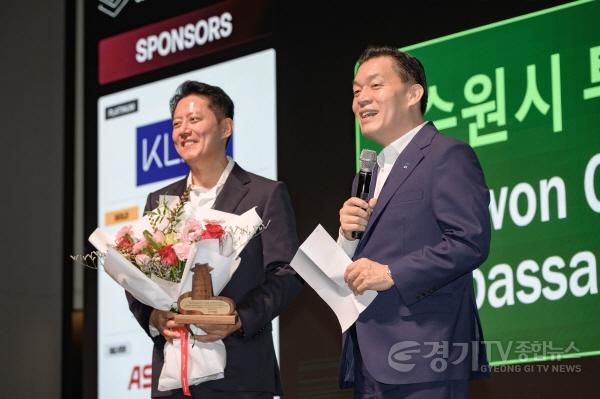 [크기변환]사진2)수원특례시, 투자유치 홍보대사로 앤드류 김 ㈜레이저발테크놀러지 대표 위촉.jpg