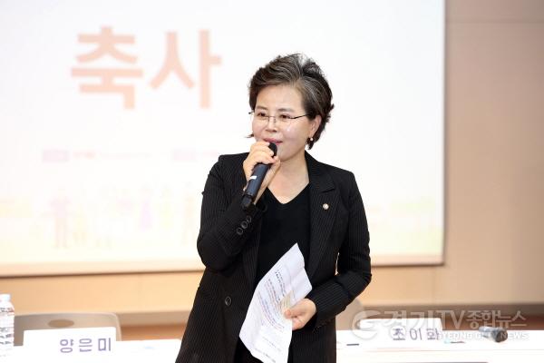 [크기변환]사진설명1 김미경 수원특례시의회 의장이 27일 팔달문화센터 예당마루에서 열린 ‘팔달구 상권활성화 정책포럼’에서 인사말을 하고 있다.jpg