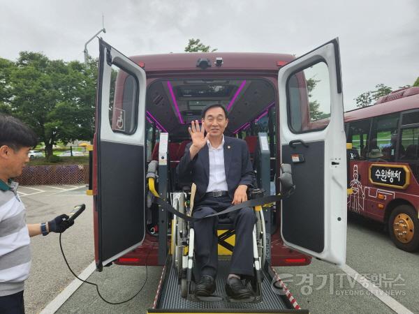 [크기변환]260831_김현덕_의원__수원특례시_무장애_투어버스_체험..._경기도_무장애_관광정책으로_확산해야_(1).jpg