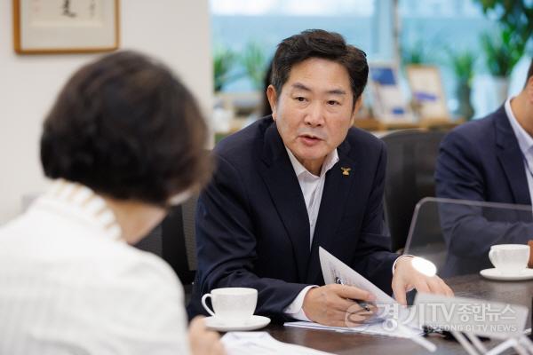 [크기변환]1.조용호 오산시장, 추미애 경기도지사 만나 세교3 GH 공동사업자 참여, 분당선 세교2·3연장 협업 요청-2.jpg