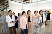 [크기변환]사진설명3) 김미경 수원특례시의회 의장과 김민양 의원을 비롯한 참석자들이 19일 복합문화공간 111CM에서 열린 ‘제9회 다담사진전’ 전시 작품을 관람하고 있다.jpg