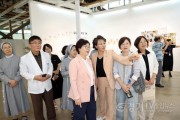 [크기변환]사진설명3) 김미경 수원특례시의회 의장과 김민양 의원을 비롯한 참석자들이 19일 복합문화공간 111CM에서 열린 ‘제9회 다담사진전’ 전시 작품을 관람하고 있다.jpg