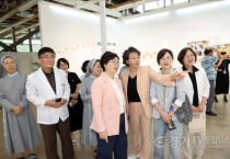 [크기변환]사진설명3) 김미경 수원특례시의회 의장과 김민양 의원을 비롯한 참석자들이 19일 복합문화공간 111CM에서 열린 ‘제9회 다담사진전’ 전시 작품을 관람하고 있다.jpg