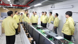 [크기변환]260821_기획재정위원회__을지연습_상황실_찾아_현장_소통_(2).jpg