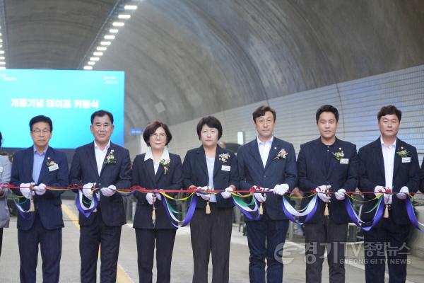 [크기변환]260831 안성시의회  삼흥-미장간 도로확포장공사 개통식 방문 (1).jpg