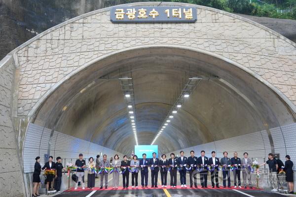[크기변환]260831 안성시의회  삼흥-미장간 도로확포장공사 개통식 방문 (2).jpg