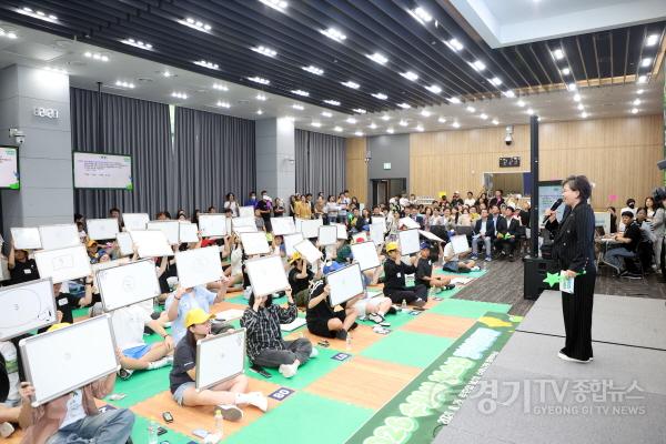 [크기변환]사진설명3_김미경_수원특례시의회_의장이_‘2026_수원시_청소년_장학골든벨’에서_참가_학생들을_격려하며_문제를_출제하고_있다.jpg