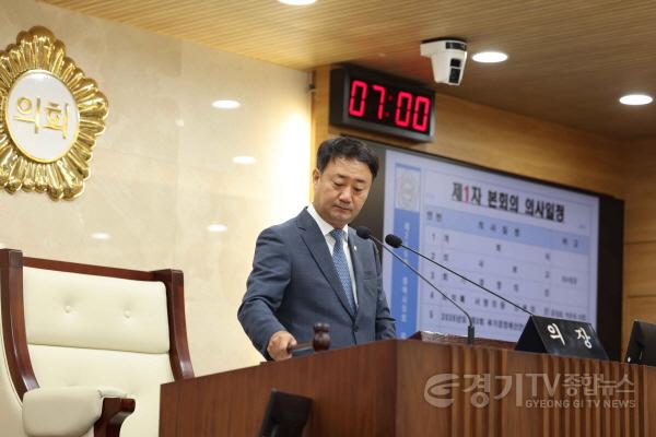 [크기변환]사진1) 제266회 제1차 정례회 제1차 본회의에서 의사봉 타봉하는 최재영 의장.jpg