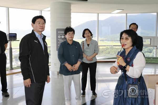 [크기변환]7-5. 1일 장흥 126타워를 방문한 이상일 시장이 설명을 듣고 있다.jpg
