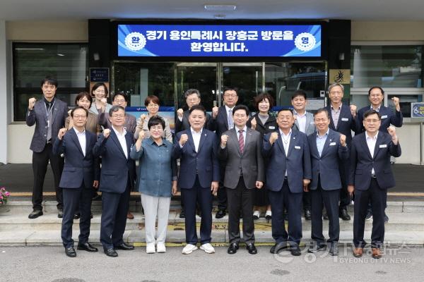 [크기변환]7-3. 1일 장흥군청에서 이상일 시장과 사순문 군수, 용인특례시와 장흥군 관계자들이 자매결연 후 기념 사진을 찍고 있다.jpg