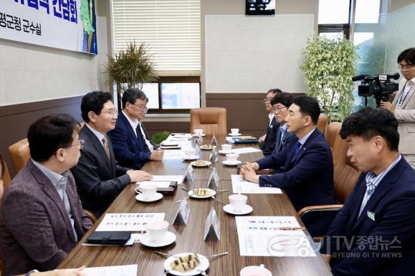[크기변환]7-6. 8월 31일 함평군청에서 이상일 시장과 이남오 군수가 간담회를 하고 있다.jpg