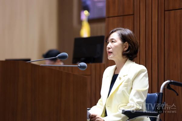 [크기변환]사진설명2 사정희 수원특례시의회 의원이 1일 열린 제404회 수원특례시의회 임시회 제1차 본회의에서 5분발언을 진행하고 있다.jpg