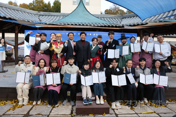 [크기변환]보도자료 사진1_제5회 여주 오곡으로 빚은 가양주 품평회 수상자 단체사진.png