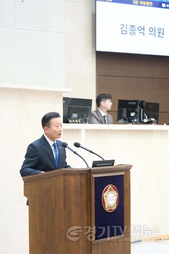 [크기변환]사진1. 용인특례시의회 김종억 의원이 2일 열린 제306회 제1차 정례회 제1차 본회에서 5분 자유발언을 하고 있다.jpg