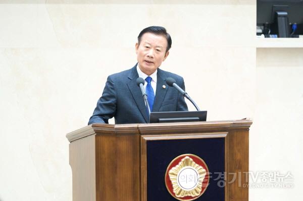 [크기변환]사진2. 용인특례시의회 김종억 의원이 2일 열린 제306회 제1차 정례회 제1차 본회에서 5분 자유발언을 하고 있다.jpg