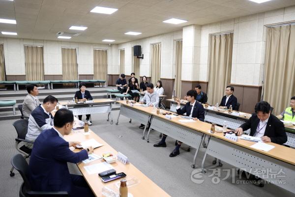 [크기변환]사진설명6 수원특례시의회 환경안전위원회 위원들이 2일 수원시자원순환센터에서 시설 운영 현황을 보고받고 자원순환 활성화 및 안전관리 방안에 대해 논의하고 있다.jpg