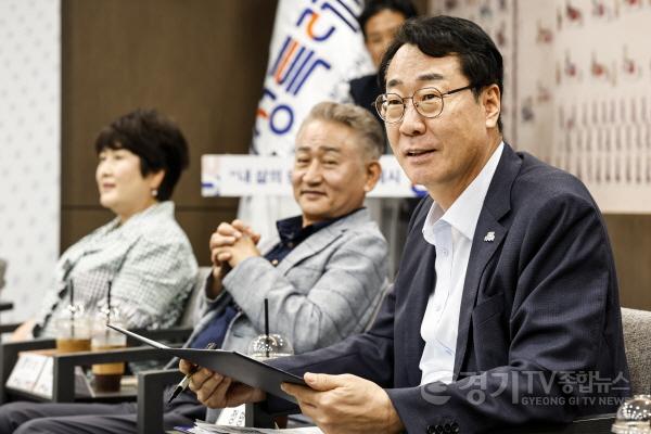 [크기변환]1-1. 정명근 화성특례시장(화성시 노사민정협의회 위원장)이 2일 화성시청 중앙회의실에서 열린 ‘2026년 노사민정 공동선언식’에서 인사말을 하고 있다(1).jpg