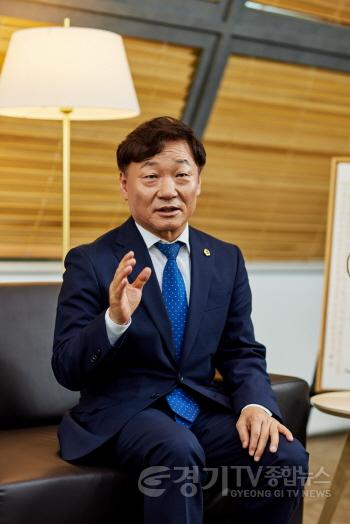 [크기변환]260902_남종섭_의장_경기도의회_개원_70주년__지방의회법_제정_원년으로_입장문_발표.jpg