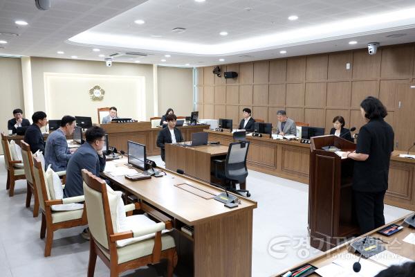 [크기변환]사진설명2_수원특례시의회_보건복지위원회가_3일_제404회_임시회_중_조례안_및_2026년도_제2회_추가경정예산안을_심사하고_있다.jpg