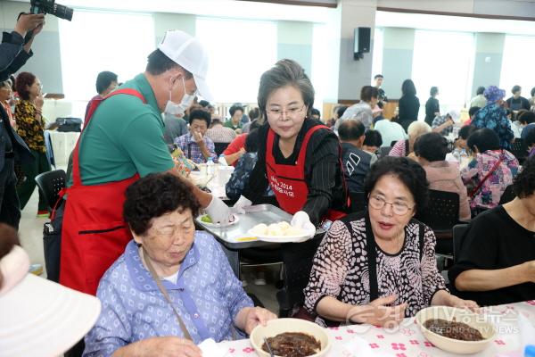 [크기변환]사진설명3_김미경_수원특례시의회_의장이_3일_연무동_행정복지센터에서_열린_‘제600회_짜장면데이’_기념_행사에서_배식_봉사에_참여하며_어르신들과_따뜻한_정을_나누고_있다.jpg