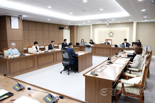 [크기변환]사진설명7_수원특례시의회_문화체육교육위원회_안건_심사.jpg