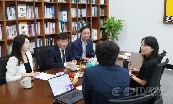 [크기변환]260903_경기도의회__국회에_'2027_전국체전_국비_지원_확대'_건의안_전달(2).jpg