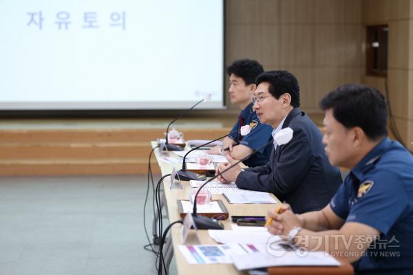[크기변환]7-2. 이상일 용인특례시장이 3일 시청 3층 비전홀에서 열린 제19회 안전문화살롱에 참석해 발언하고 있다.jpg