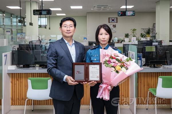 [크기변환]6-1. 3일 용인동부경찰서 민원실에서 이상일 시장(왼쪽)이 표창장 수여 후 김민희 경위와 기념 사진을 찍고 있다.jpg