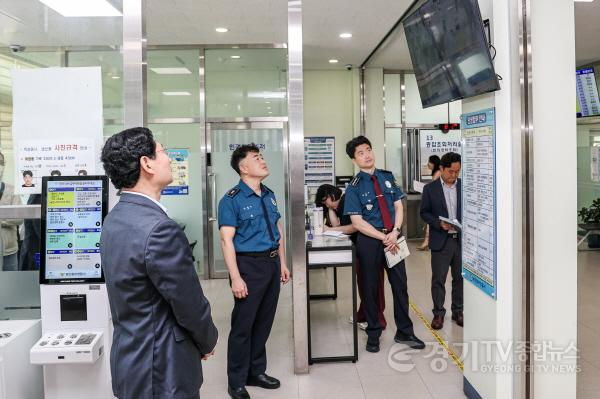 [크기변환]6-4. 3일 용인동부경찰서에서 이상일 시장 경착 관계자들과 시민 응급처치 당시 상황이 담긴 영상을 보고 있다.jpg