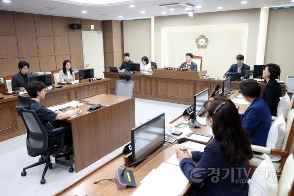 [크기변환]사진설명1 수원특례시의회 도시미래위원회가 제404회 임시회에서 추경예산안 등 안건을 심사하고 있다.jpg
