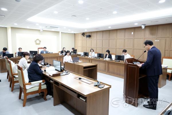 [크기변환]사진설명1 수원특례시의회 기획경제위원회가 4일 제404회 임시회 중 조례안 및 2026년도 제2회 추가경정예산안을 심사하고 있다.jpg