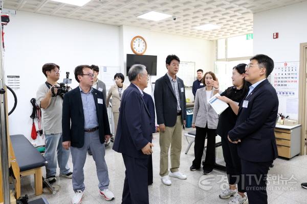 [크기변환]사진설명2 수원특례시의회 문화체육교육위원회가 4일 수원선수촌 내 시설을 둘러보며 운영 현황과 선수들의 훈련환경에 대한 설명을 듣고 있다.jpg