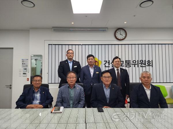 [크기변환]260904_고찬석_건설교통위원장__개인택시업계_현안_점검...간담회_개최_(1).jpg