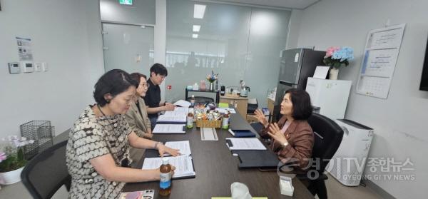 [크기변환]260904_김영희_의원__전문상담사_현장_목소리_반영_위해_교육청과_후속_논의...“학생상담에_전념할_여건_만들어야”.jpg