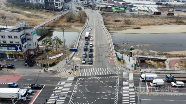 [크기변환]1-2. 처인구는 왕산교에서 외국어대사거리로 진입하는 차로를 4차로로 확장했다. 사진은 공사 전 모습.jpeg