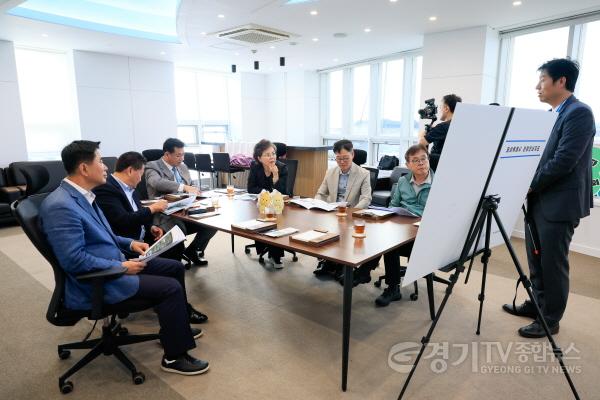[크기변환]사진설명4_김미경_수원특례시의회_의장과_화성·오산시의회_의장_등_관계자들이_서해안_관광벨트_현황_브리핑을_청취하며_문화·관광_연계_및_상생협력_방안을_논의하고_있다.jpg