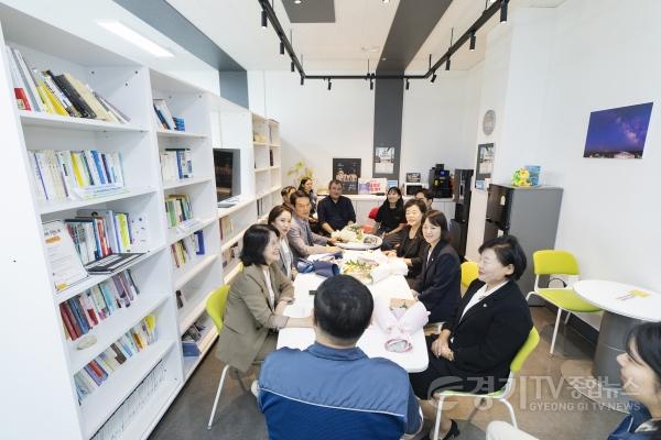 [크기변환]4.시청공무원노조현장사무실 방문단체사진.jpg