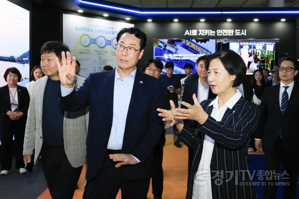 [크기변환]8-8. 정명근 화성특례시장이 MARS 2025에 방문한 추미애 당시 국회의원 및 현 경기도지사에게 엑스포에 대한 설명을 하고 있다.jpg