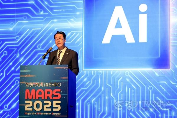 [크기변환]8-7. 정명근 화성특례시장이 MARS 2025에서 AI 미래도시를 선언하고 있다.jpg