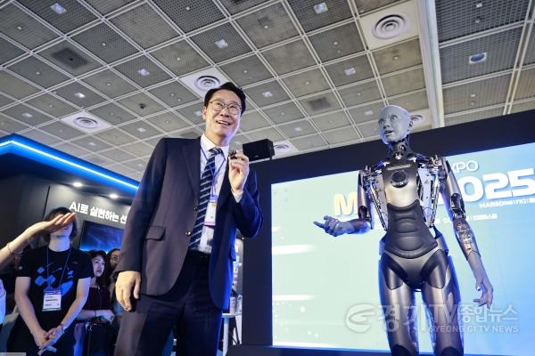 [크기변환]8-9. 정명근 화성특례시장이 MARS 2025에서 휴머노이드 로봇과 대화하고 있다.jpg