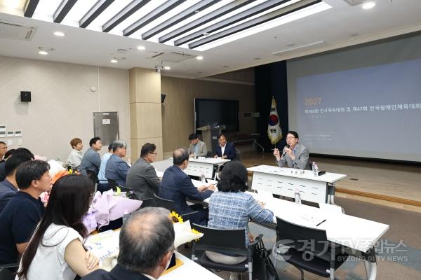 [크기변환]2-4. 정명근 화성특례시장이 7일 전국체육대회 화성특례시 추진위원회 2026년 전체회의에서 위원들과 대회 준비 상황에 대해 의견을 나누고 있다.jpg